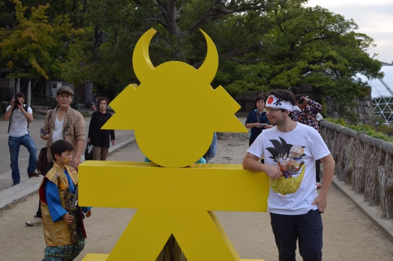 Turista u sochy samurajské přilby v Japonsku