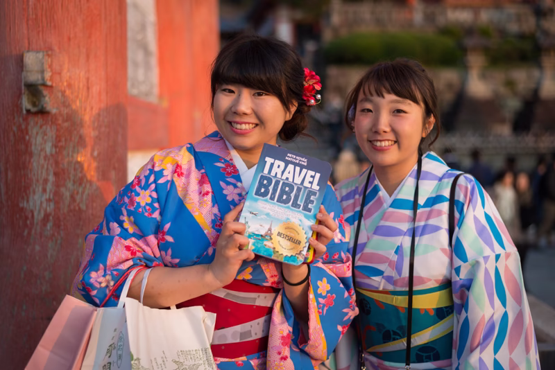 Japonky v kimonu s průvodcem Travel Bible