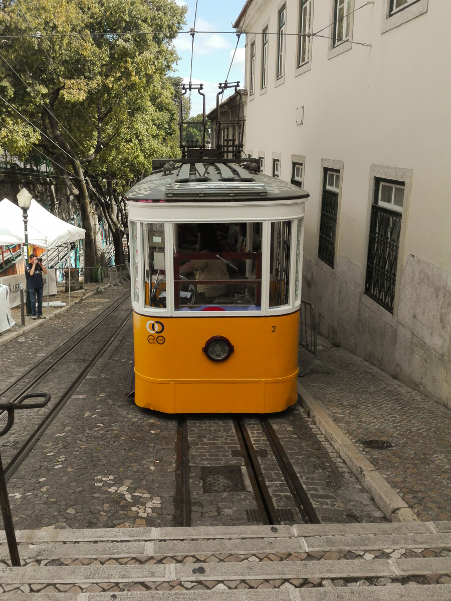 Žlutá tramvaj v Lisabonu