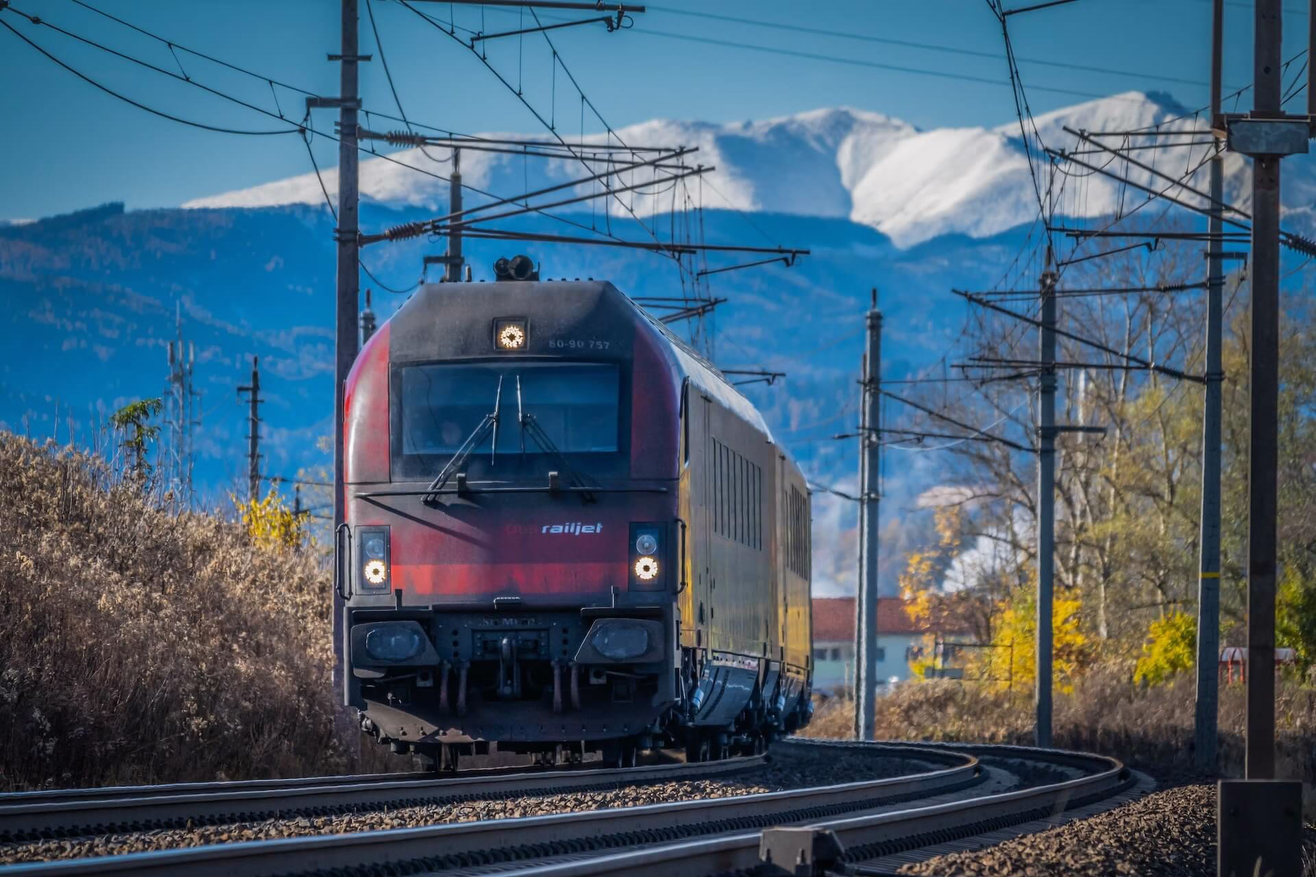 Rakouský vlak Railjet v Alpách rakousko vlak