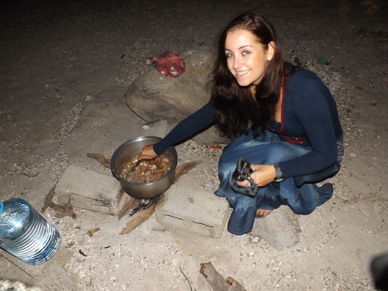 Příprava ománského guláše na otevřeném ohni - camping