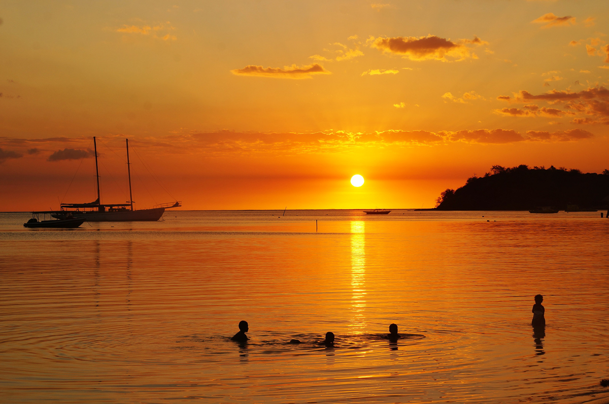 Romantické koupání při západu slunce na ostrově Mana