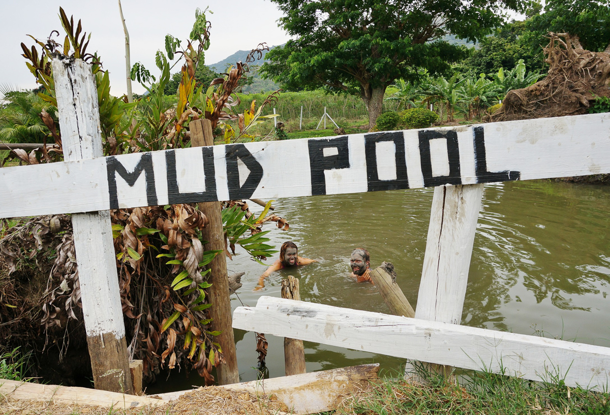 Pravé fidžijské wellness – horká bahenní koupel nemá chybu