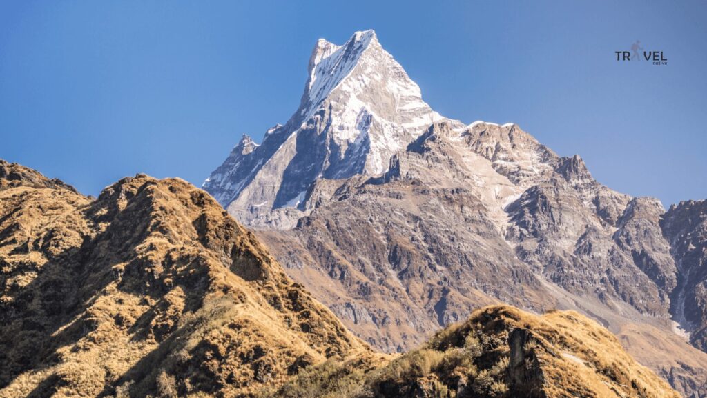 Vrchol Machhapuchhare v nepálských Himálajích nad podzimně zbarvenými svahy