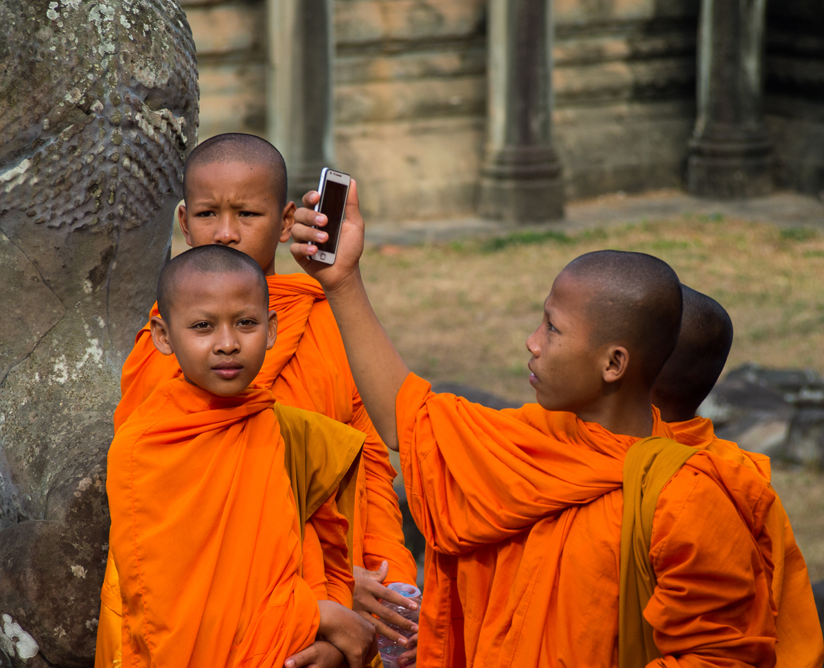 Pokrok neutajíš ani před malými buddhistickými mnichy. Angkor Wat, Kambodža 