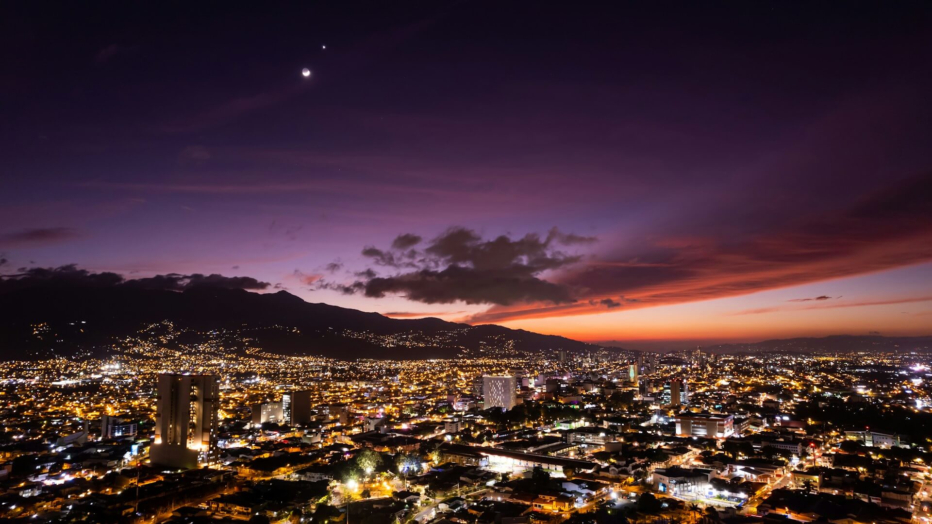 noční město kostarika