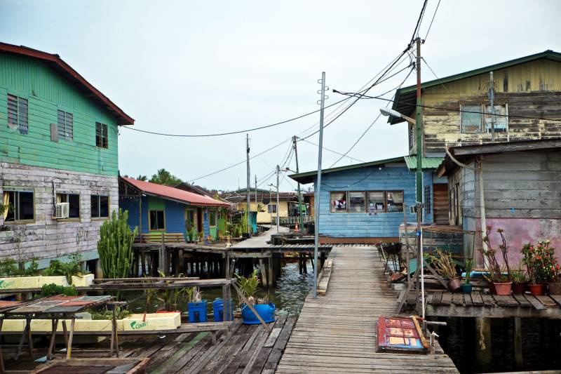 Toulky po Kampong Ayer nabízí pohled na domy, kde je až neuvěřitelné, že vevnitř mají kanalizaci, elektřinu i luxusní LCD televize