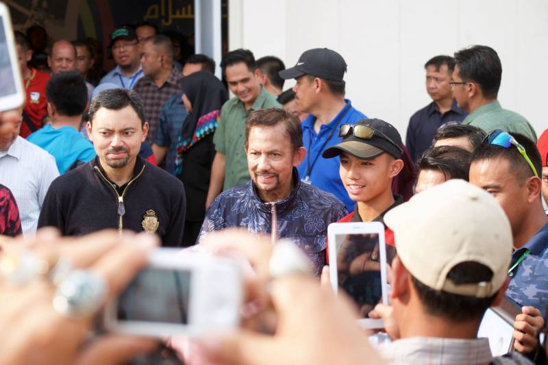 Sultán chodí navštěvovat různé kulturní a sportovní akce v Bruneji. Nevynechal ani místní národní sport – závody ve veslování