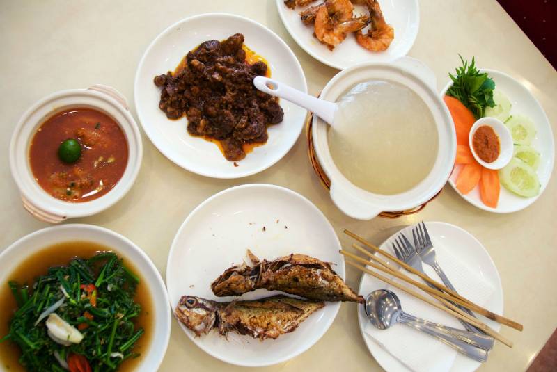 Neoficiální národní brunejské jídlo je ambuyat, který se podává s pálivou omáčkou podobnou sambalu