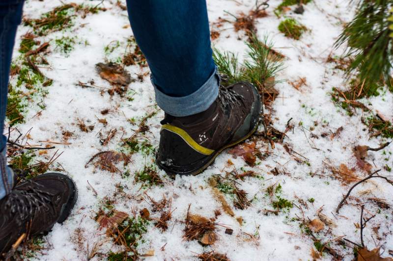 trekové boty ve sněhu
