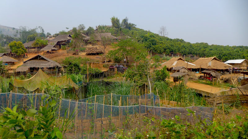 Jedna z mnohých dedín horských kmeňov na severe Thajska, ktoré využívajú pre zisk cestovné agentúry