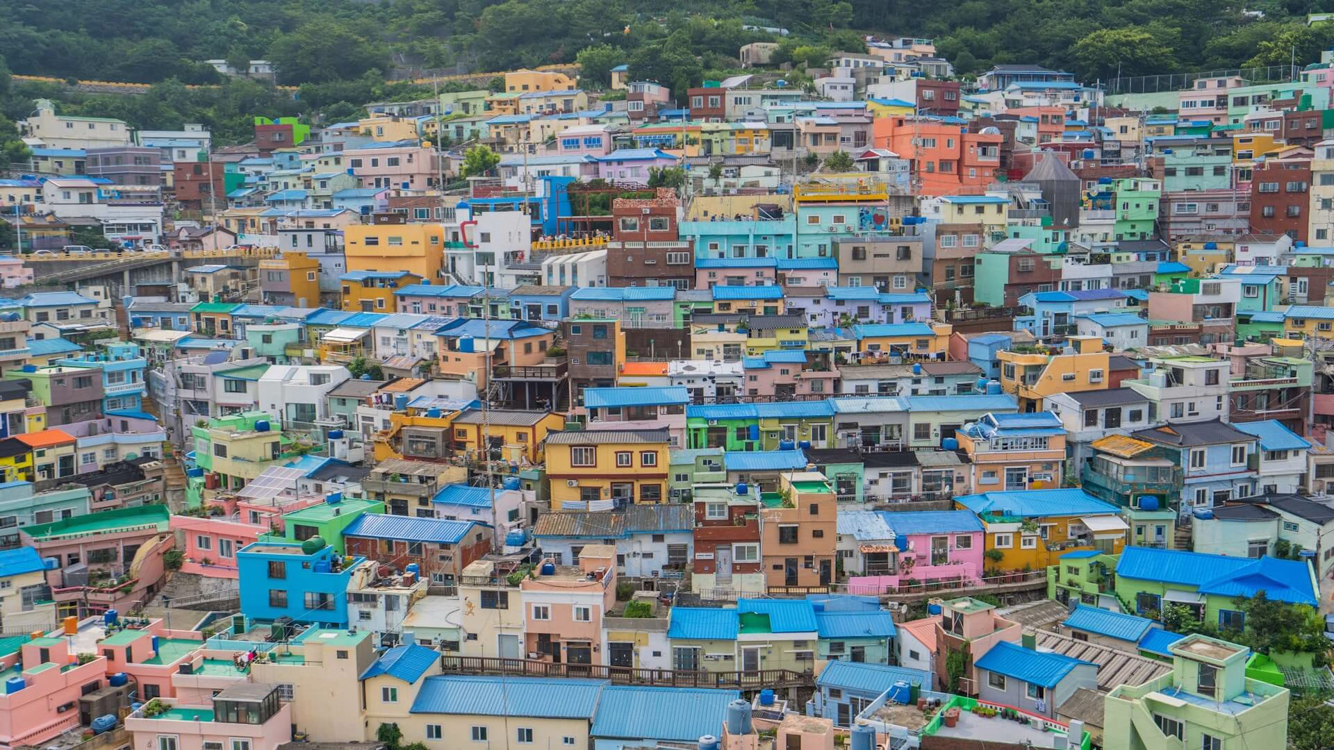 Barevné domky vesnice Gamcheon Culture Village ve svahu nad Busanem