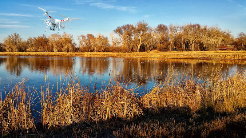 dron nad jezerem