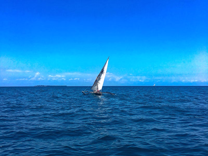 Tradiční plachetnice dhow u pobřeží Zanzibaru
