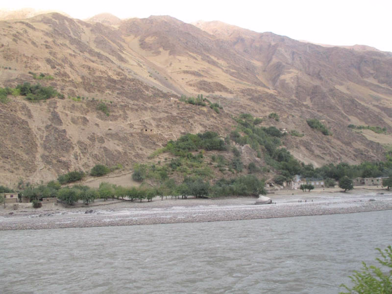 Cesta na Pamír podél afghánské hranice v Tádžikistánu