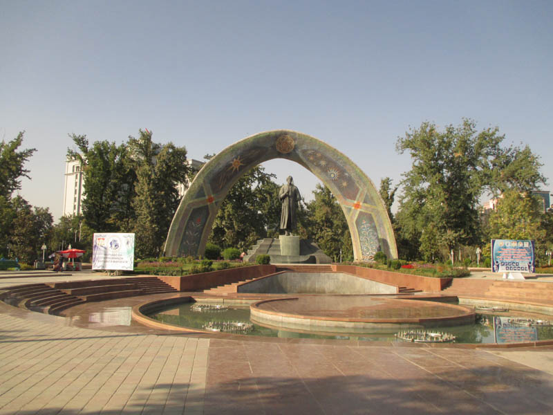 Dušanbe, památník Rudakiho