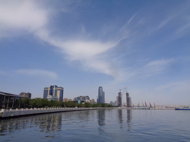 Pobřeží Kaspického moře a moderní Baku v Ázerbájdžánu