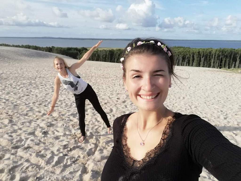 Barča a Týna se usmívají na písečné duně při X-Challenge, v pozadí moře a les. Jedna mrká do objektivu, druhá pózuje.