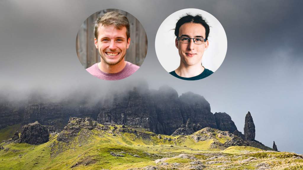 Portréty Matouše Vinše a Mikyho Škody na pozadí ikonické skály Old Man of Storr na ostrově Skye ve Skotsku za mlhavého počasí.