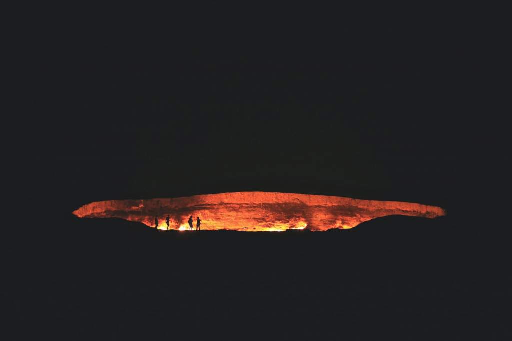 Hořící plynový kráter Brána do pekla v turkmenské poušti Karakum