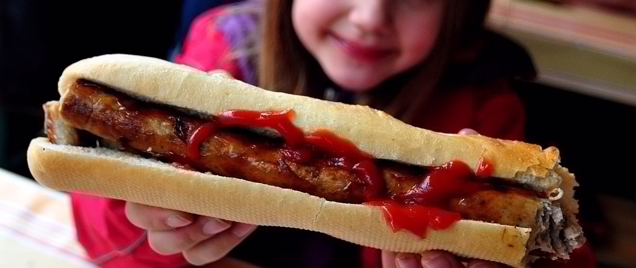 Grilované klobásy Bratwurst, německá klasika ze stánku