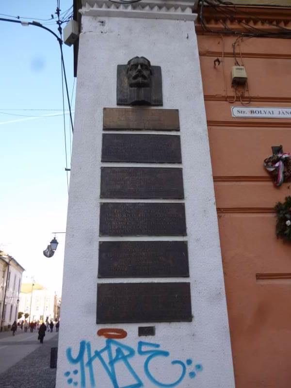 Pamětní deska v Temešváru s nápisy v jazycích všech místních menšin