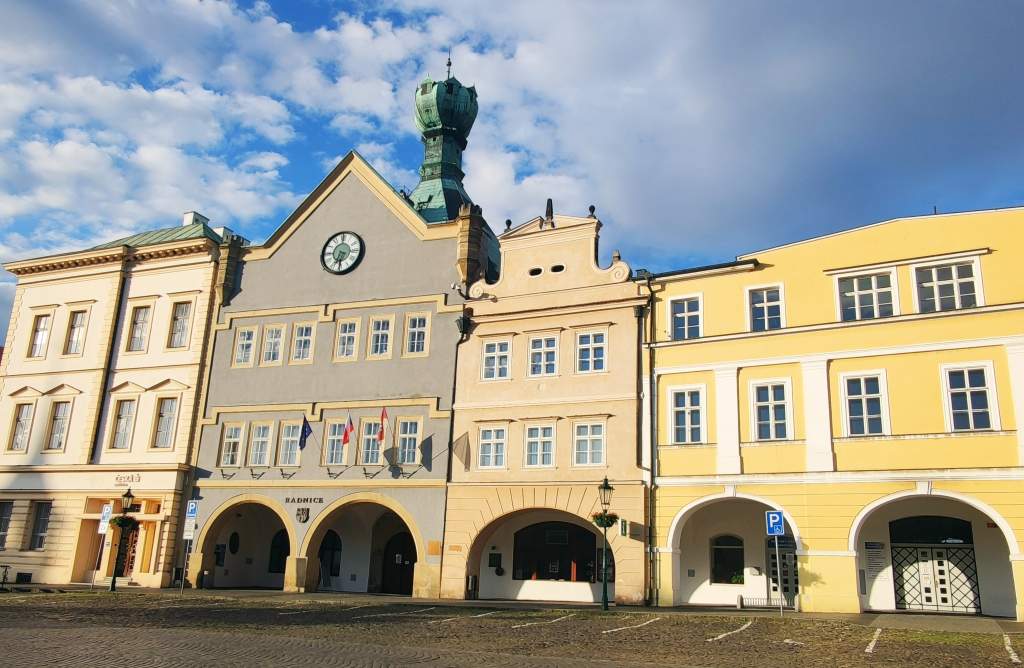 Dům Kalich s kalichem na střeše na náměstí v Litoměřicích