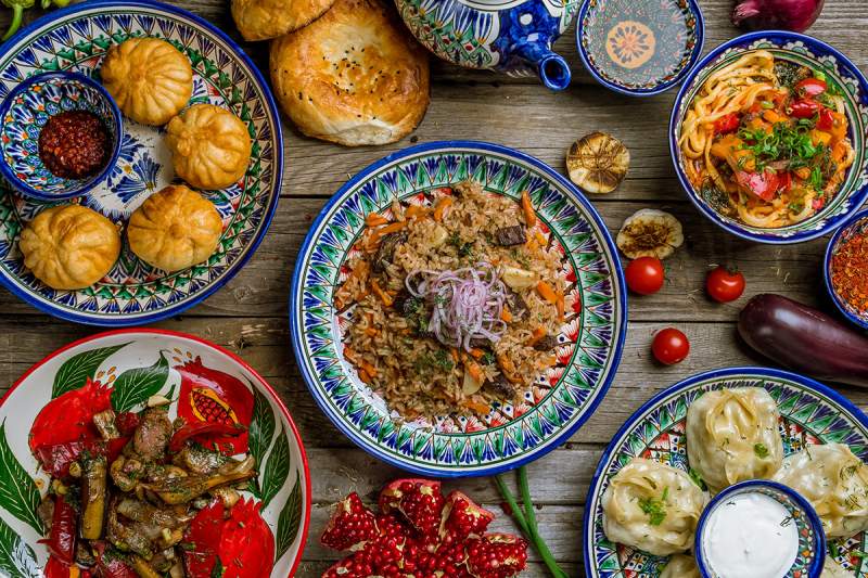 Jídla uzbecké kuchyně: lagman, pilaf, manti – průvodce Uzbekistán