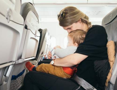 Nebojte se cestovat letadlem s malými dětmi: kompletní návod od nákupu letenky až po samotnou cestu