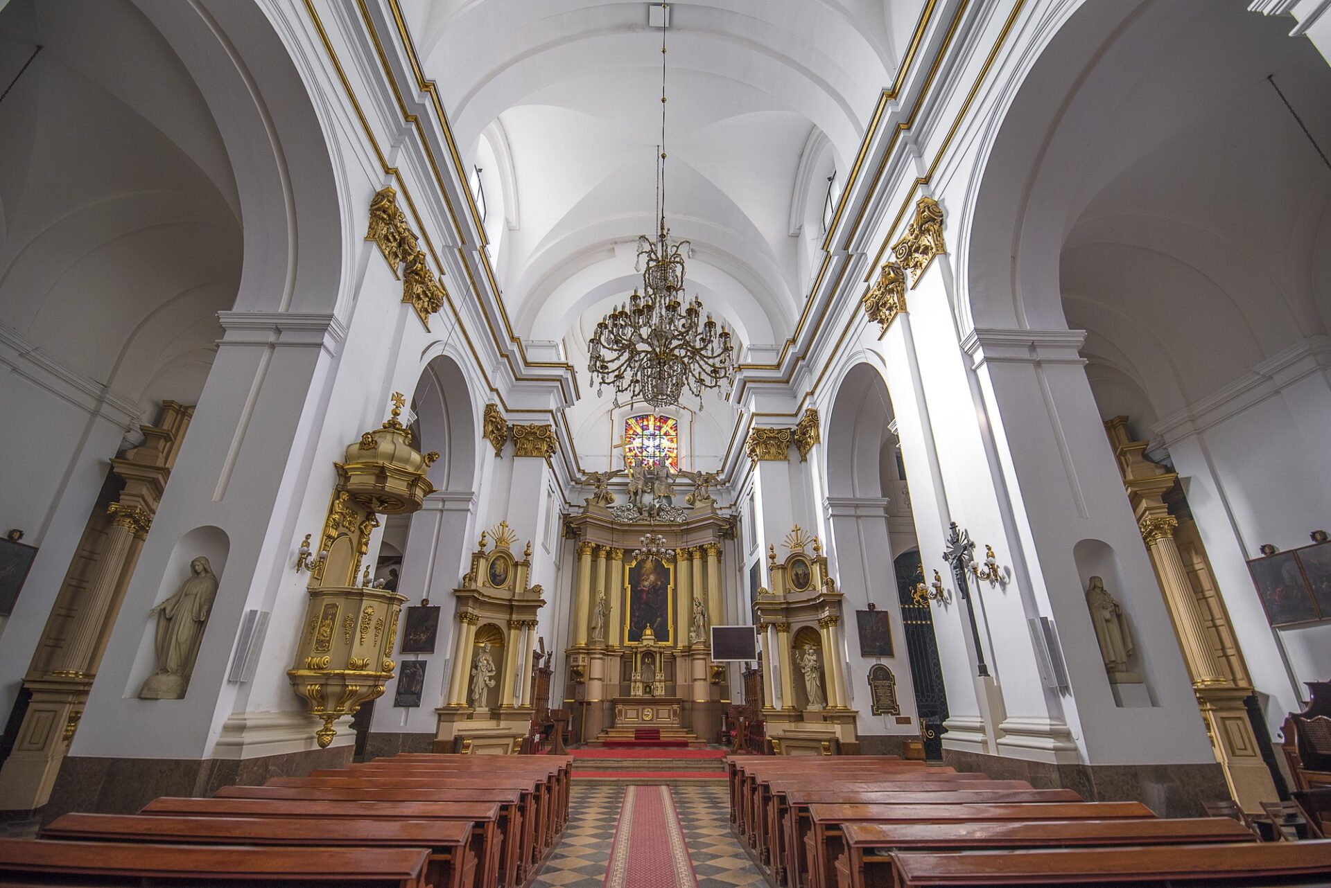 interiér katedrály svatého Jana ve Varšavě