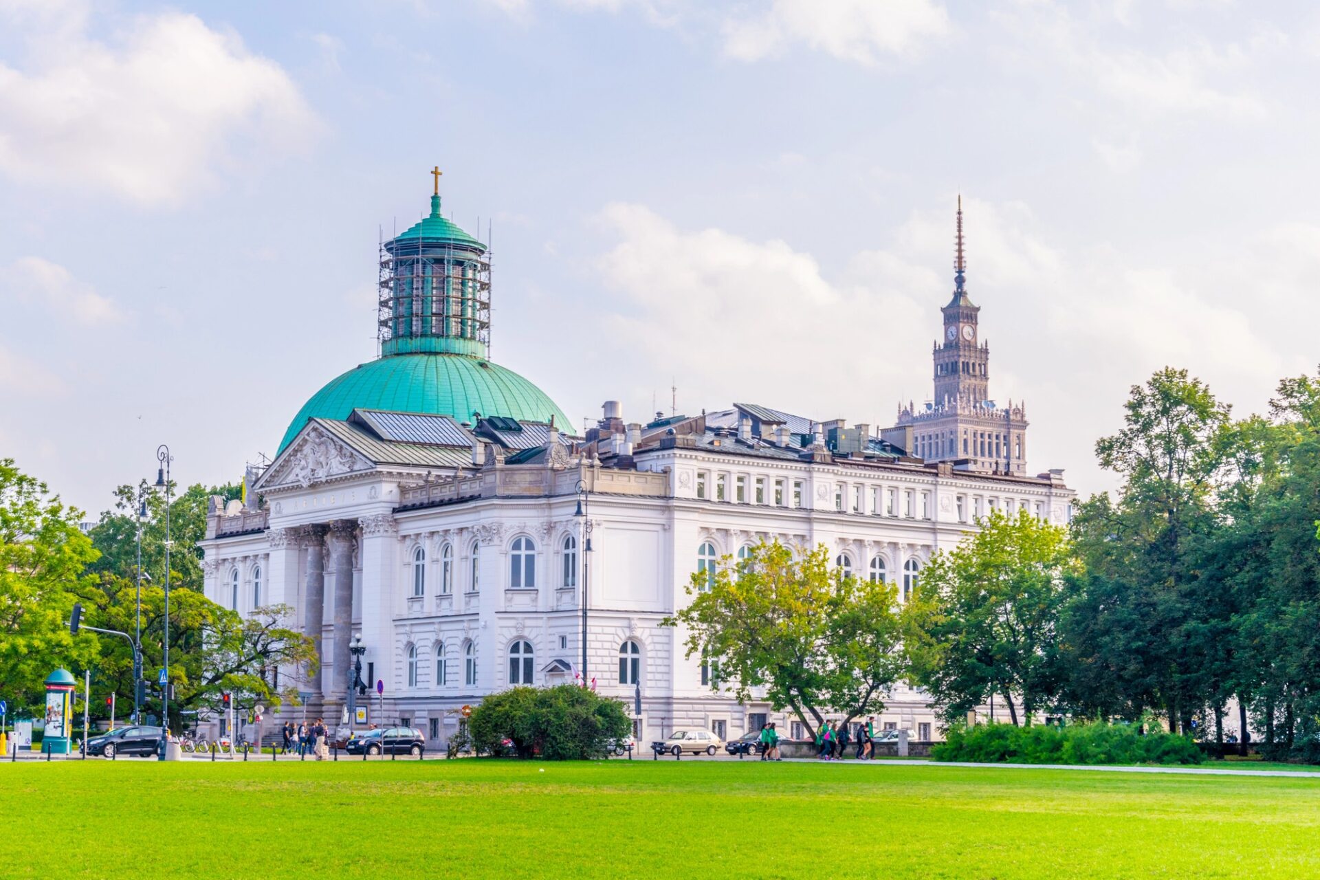 Palác kultury a vědy ve Varšavě při pohledu z parku