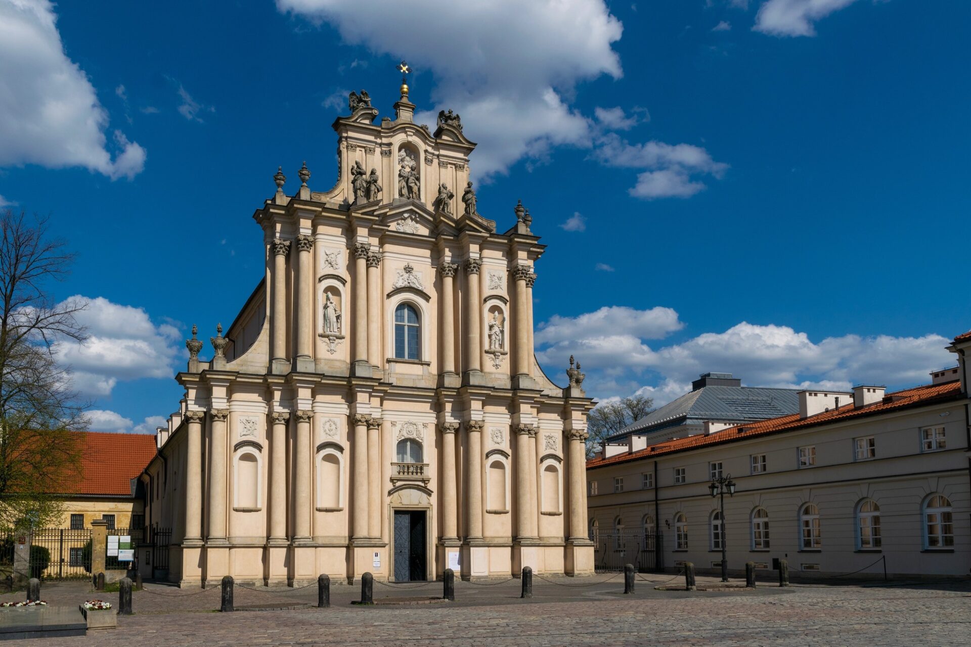 kostel svatého Kříže na Královské cestě ve Varšavě