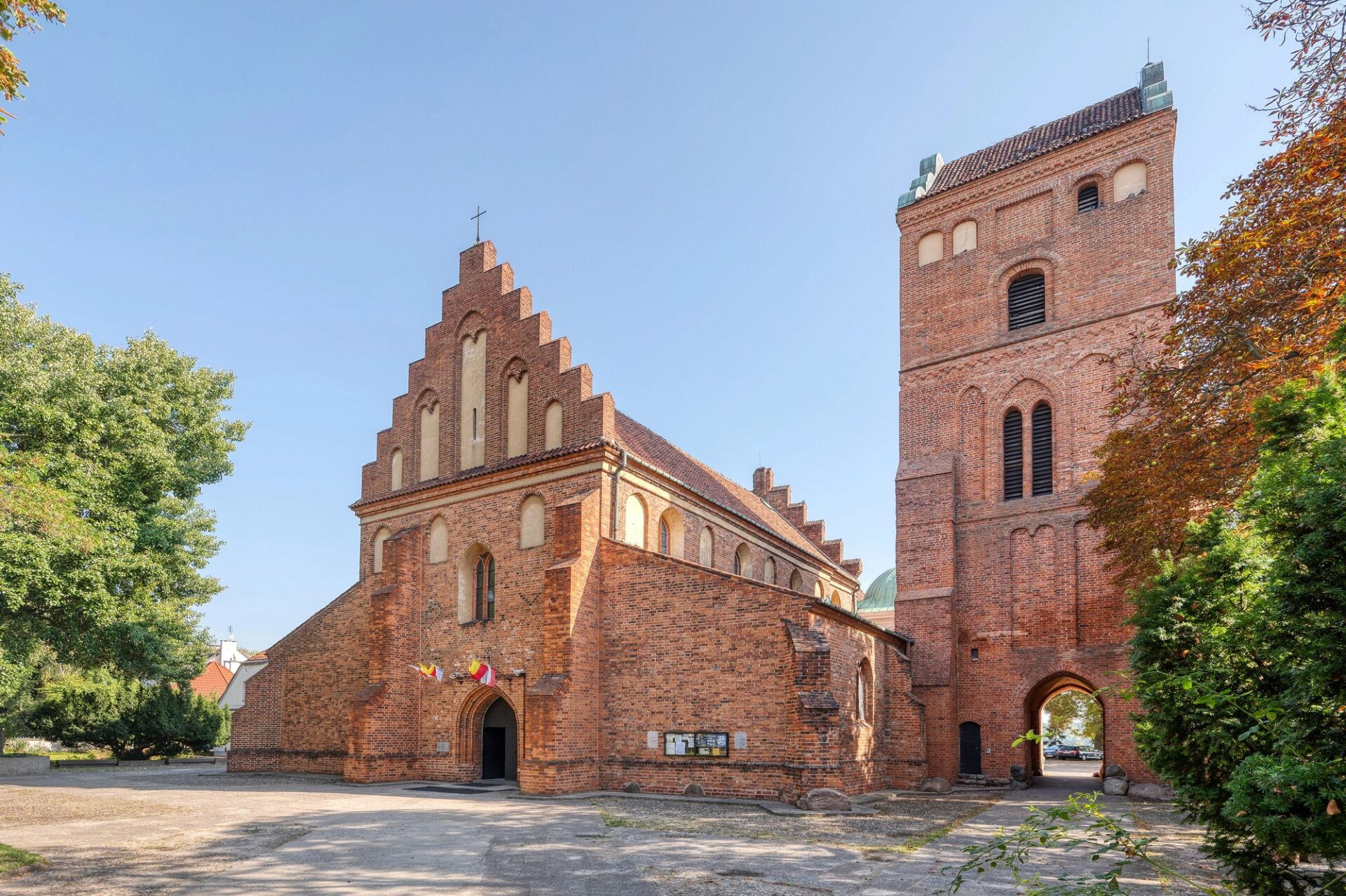 Hrob neznámého vojána a historická brána ve Varšavě