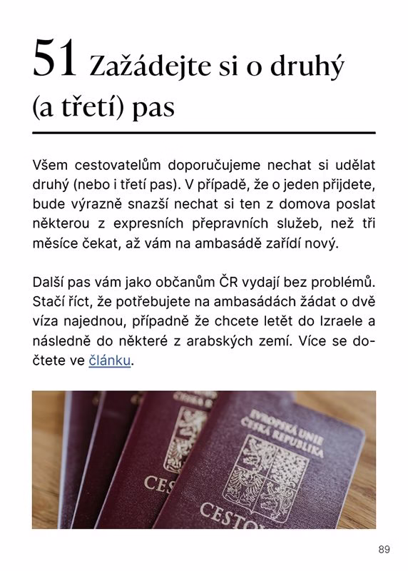 Snímek obrazovky s tipem č. 51 o druhém cestovním pasu a detailní fotografií tří českých pasů na dřevěném stole.