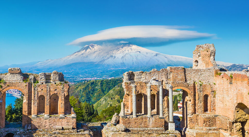Antické řecké divadlo Taormina se sopkou Etna v pozadí, průvodce Sicílie, Itálie