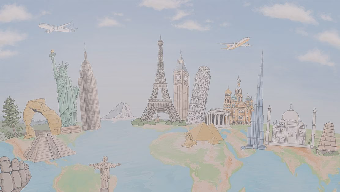 Ilustrace mapy světa s ikonickými památkami (Eiffelova věž, Socha Svobody) a letadly. Pozadí pro cestovatelské tipy a triky.
