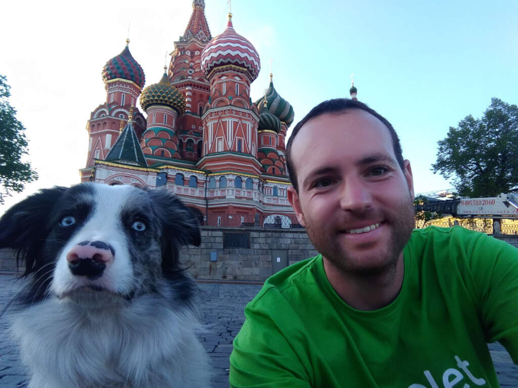Slávek Král a jeho pes border kolie pózují na selfie před ikonickým Chrámem Vasila Blaženého na Rudém náměstí v Moskvě.