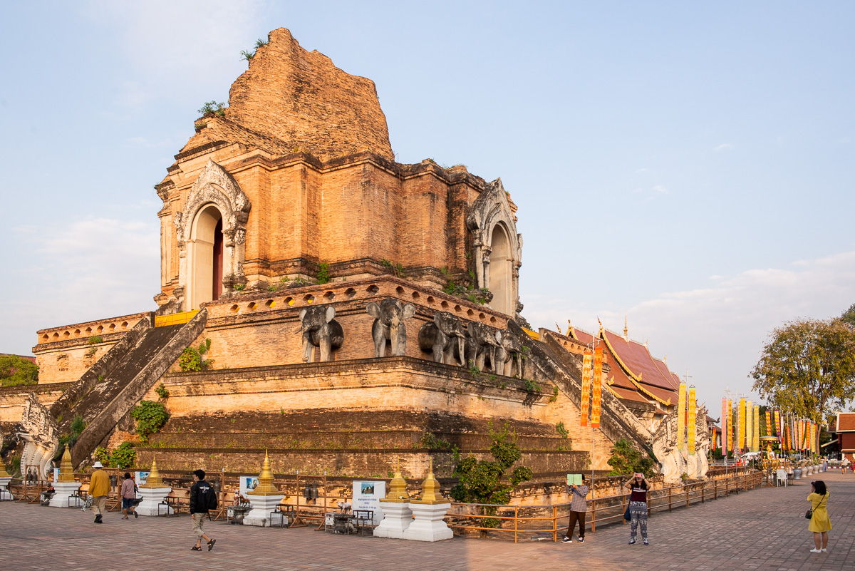 Slavná stúpa Wat Chedi Luang v Chiang Mai, Thajsko