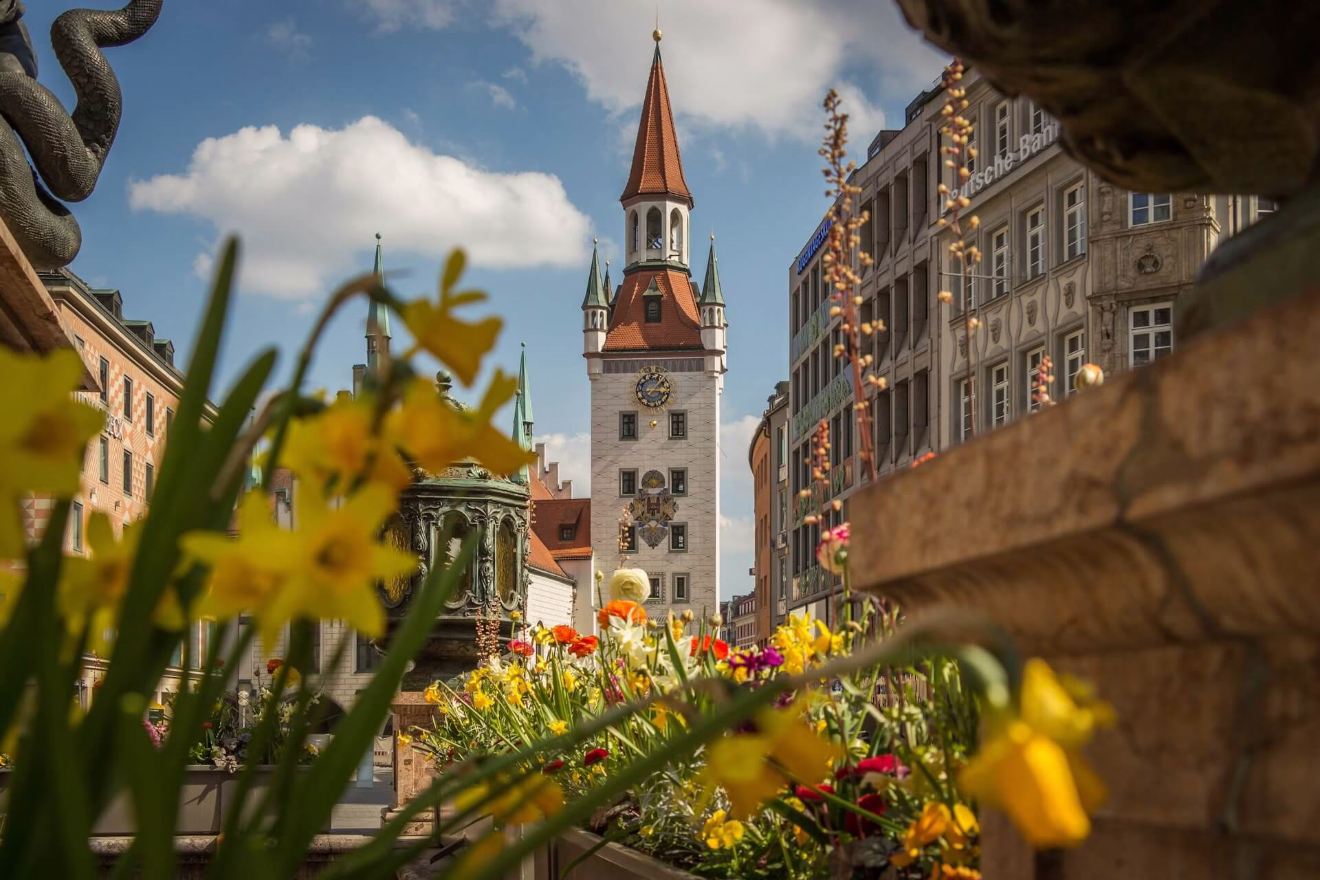 Náměstí Marienplatz v Mnichově s novogotickou radnicí