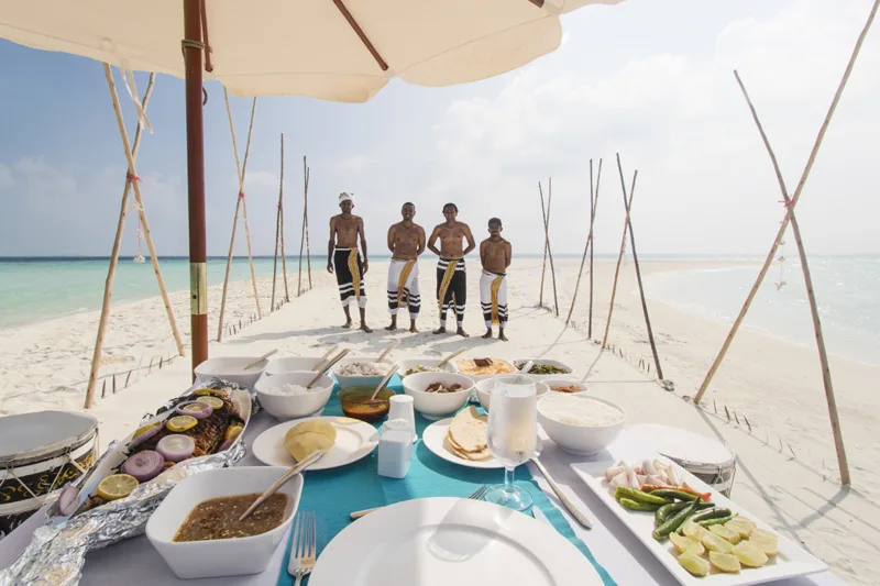 Tradiční maledivský oběd připravený hotelem Plumeria Maldives z ostrova Thinadhoo na písečné mělčině na Vaavu atolu