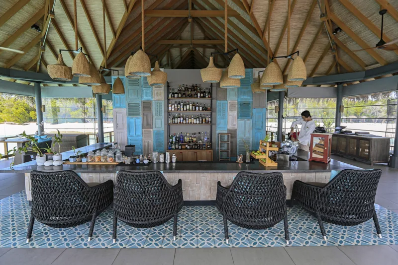 Lagoon Bar na luxusním resortu Vakkaru Maldives 5* LR na Baa atolu