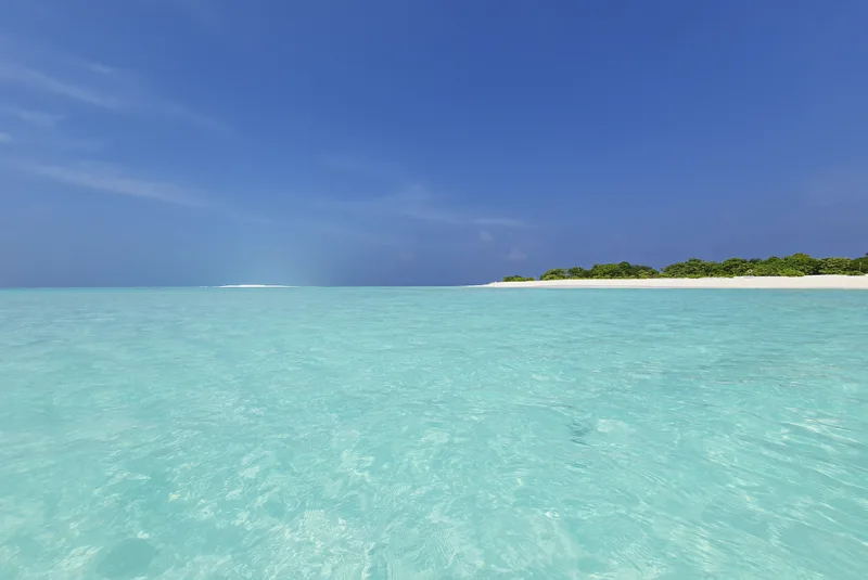 Pláž s krásnou lagunou na obydleném ostrově Fulhadhoo na Goidhoo atolu patřícím pod Baa atol