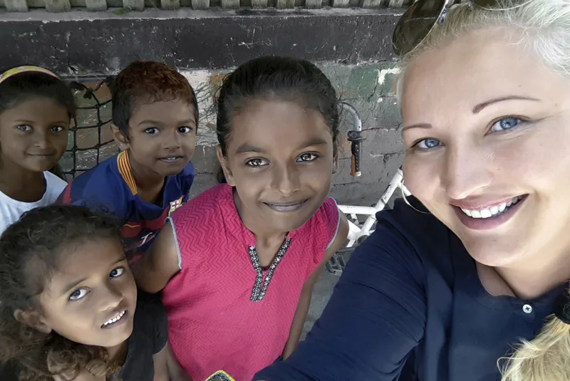 Lucie Mohelníková s dětmi z obydleného ostrova Fehendhoo na Goidhoo atolu patřícím pod Baa atol