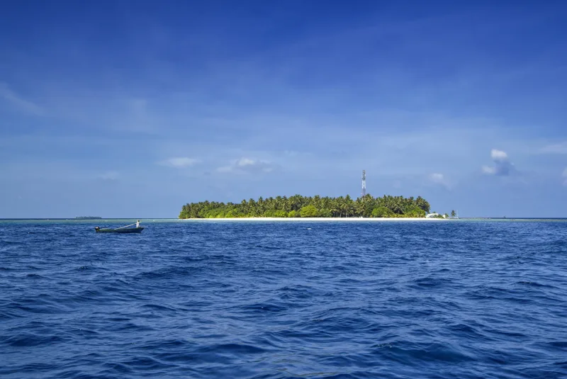 Rybář u obydleného ostrova Omadhoo na Alif Dhaal atolu / jižním Ari atolu