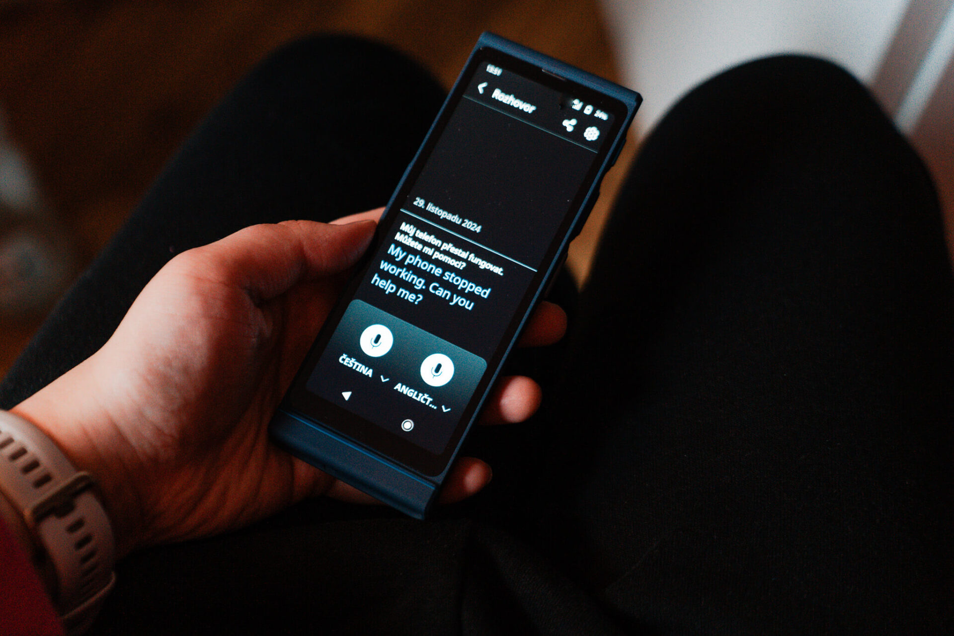 S chytrým překladačem se domluvíte v každé situaci, i když neznáte místní jazyk. Skvělý pomocník pro řešení nečekaných problémů na cestách, třeba když potřebujete opravit telefon. AI překladač