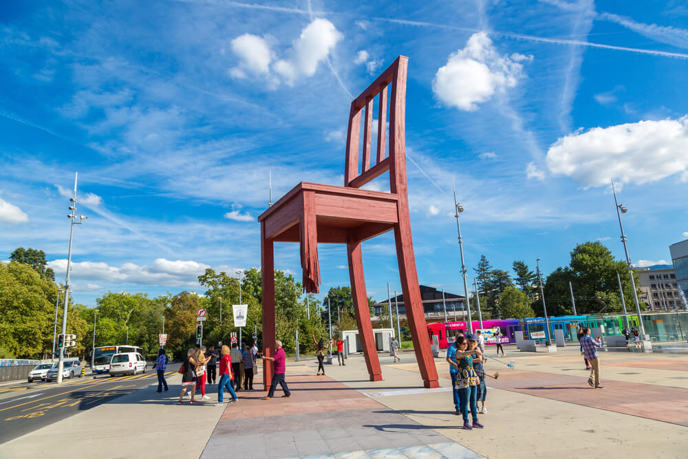 Socha Broken Chair