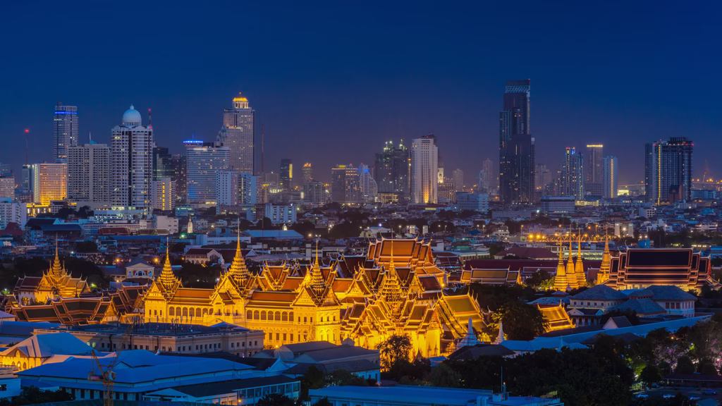 Velký palác a moderní Bangkok v pozadí