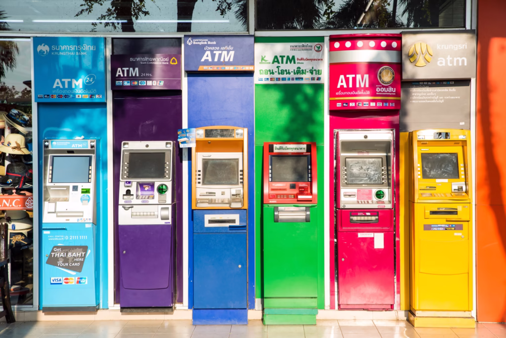 Výběr peněz z bankomatu v Thajsku