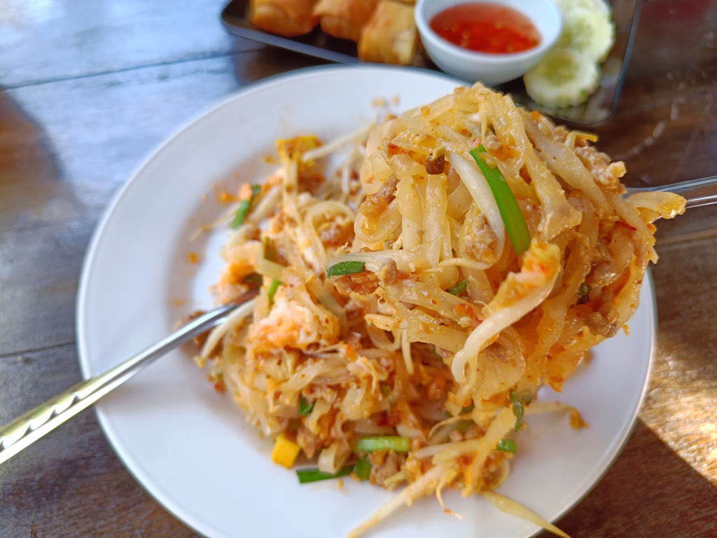 Klasické pouliční Pad Thai streetfood Bangkok Thajsko