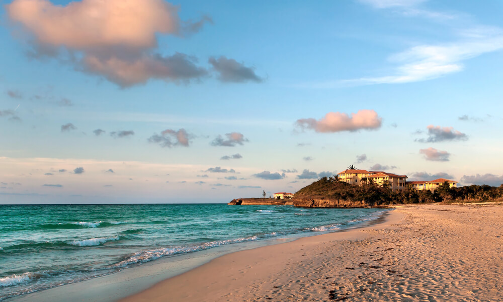 Krásná pláž Varadero na Kubě s jemným pískem a tyrkysovým mořem v prosinci.